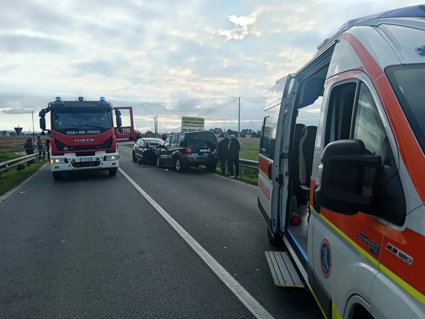 I mezzi coinvolti nell'incidente e i soccorsi (L'Unione Sarda)