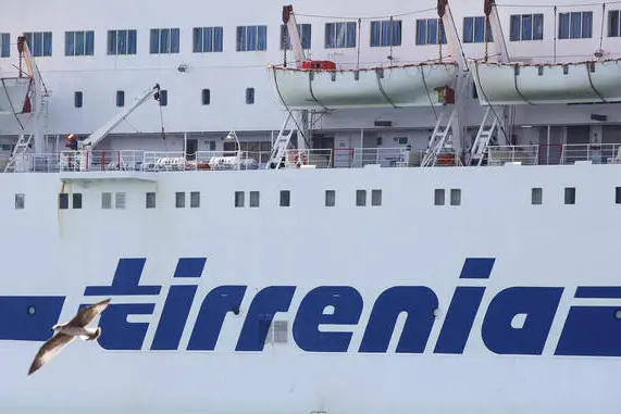 Un traghetto della Tirrenia (foto Ansa)