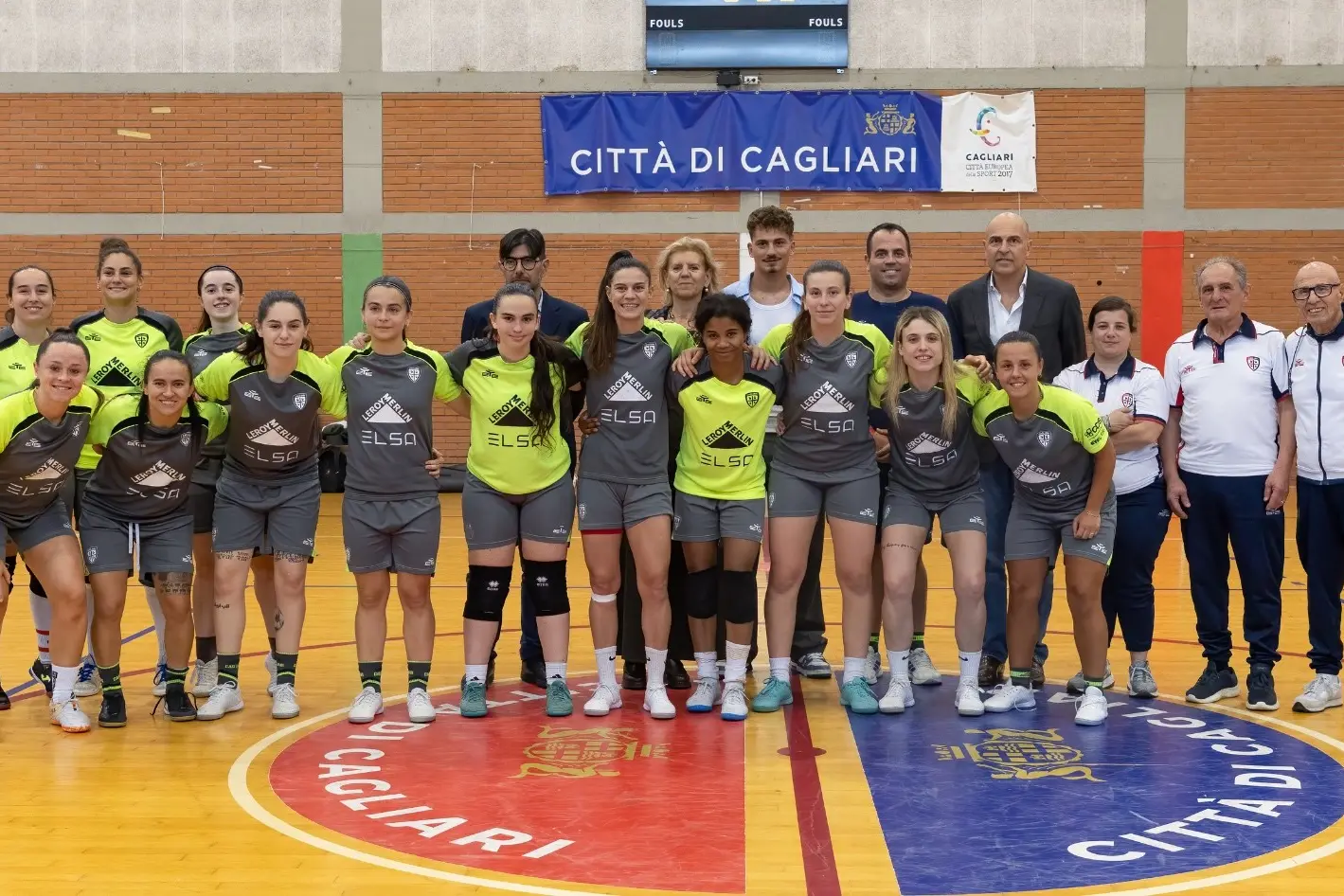 La visita di Tommaso Giulini e Sebastiano Esposito all'allenamento del Cagliari Femminile di calcio a 5 (foto Cagliari Calcio)