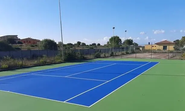 Il campo da tennis all'aperto (L'Unione Sarda - Tellini)