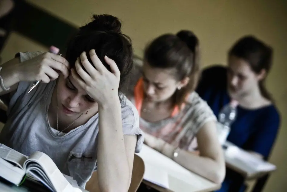 Studentesse alle prese con l'esame di Maturità