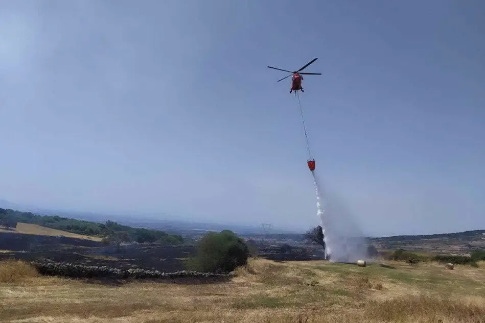 L'intervento dell'elicottero (foto L'Unione Sarda - Sanna)