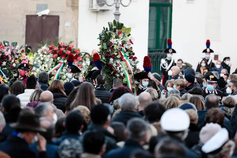Un momento dei funerali in una piazza gremita con i familiari delle 9 vittime (10 con Samuele che è rimasto nel grembo di mamma Selene) di Ravanusa, 17 dicembre 2021. Tra i presenti il presidente della Regione, Nello Musumeci, il ministro delle Infrastrutture Enrico Giovannini e il capo nazionale della Protezione civile Fabrizio Curcio. ANSA/FRANCESCO RUTA