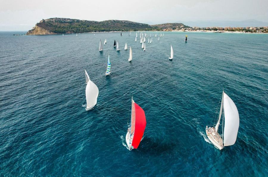Sail for women, la veleggiata contro i tumori: tutte a bordo domenica nelle acque del Golfo