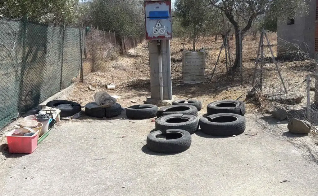 Dolianova: pneumatici e materiali vari abbandonati in campagna