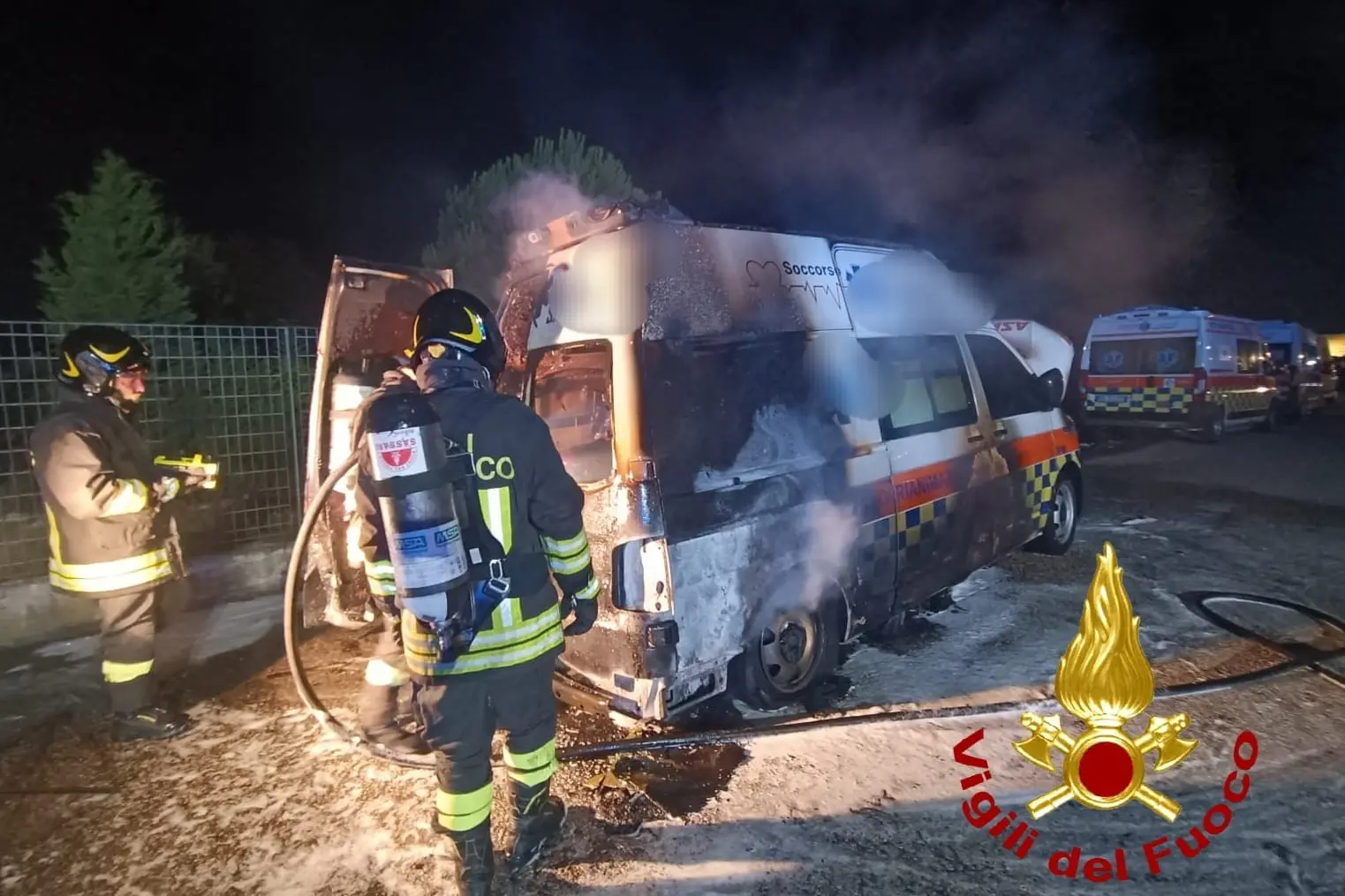 L'ambulanza incendiata (foto vigili del fuoco)