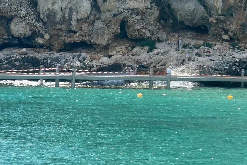 Il pontile di Cala Luna sotto sequestro