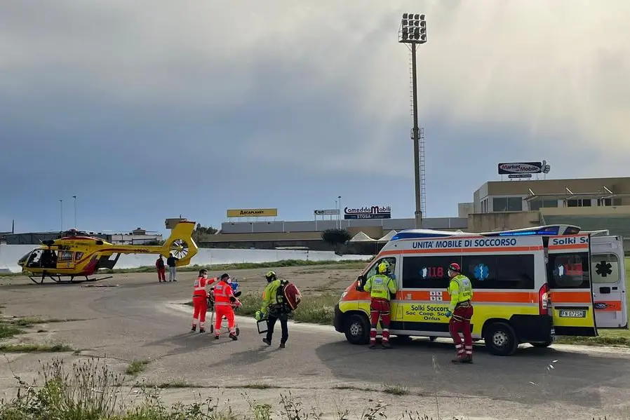 Il trasferimento dall'ambulanza all'elicottero (foto Fabio Murru)
