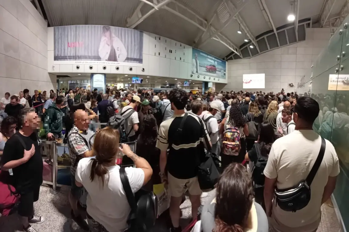 La situazione nell’area partenze dell’aeroporto Caglari-Elmas domenica mattina