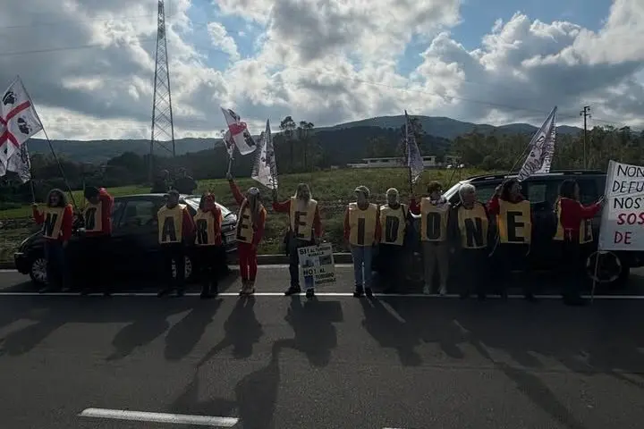 I manifestanti compongono la scritta &quot;No aree idonee&quot; (foto Onano)