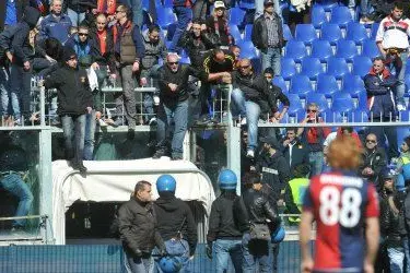 La contestazione degli ultrà rossoblù, con lancio di fumogeni in campo, che determina la sospensione temporanea di Genoa-Siena
