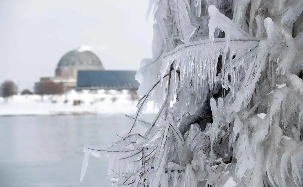 Ghiaccio e neve sul lago Michigan a Chicago, Usa