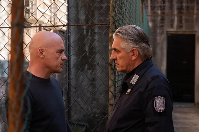 Alessandro Gazale e Luca Zingaretti in una scena della serie tv &quot;Il Re&quot; (concessa all'attore da Sky Original)