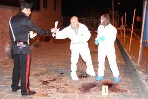 Gli inquirenti sul luogo dell'omicidio a Gavirate (Varese)