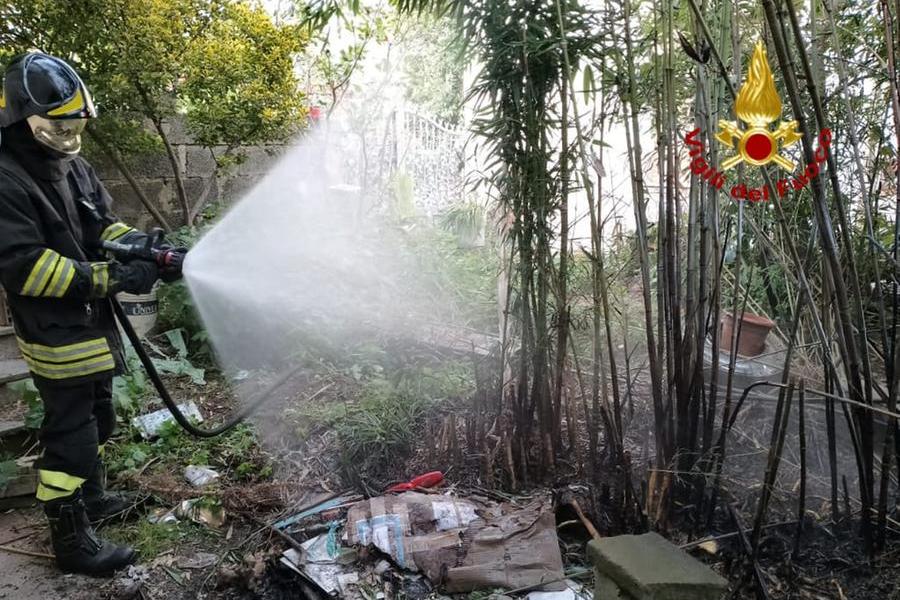 Incendio in cortile ad Abbasanta: il fumo invade una casa, paura per un neonato
