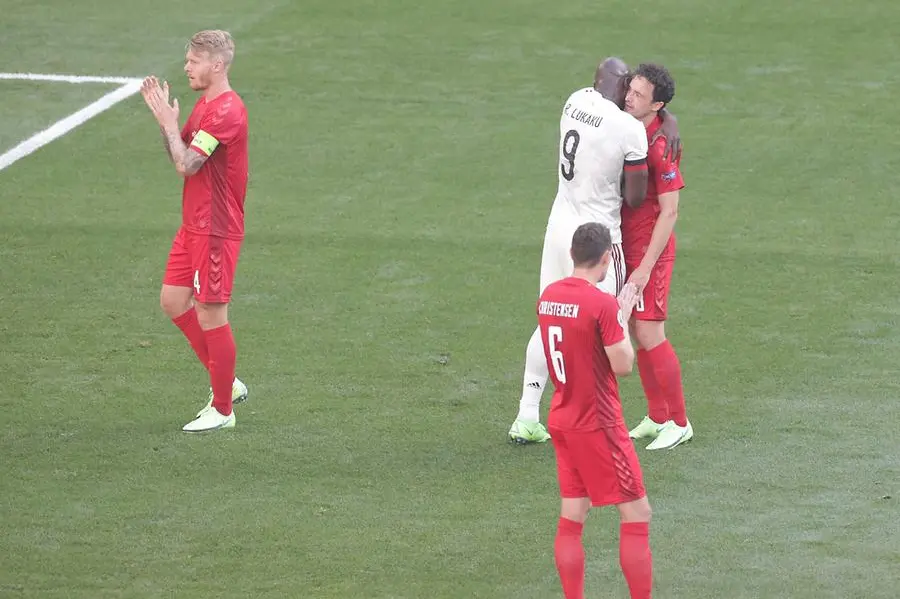 L'abbraccio di Lukaku a un giocatore danese (Ansa)