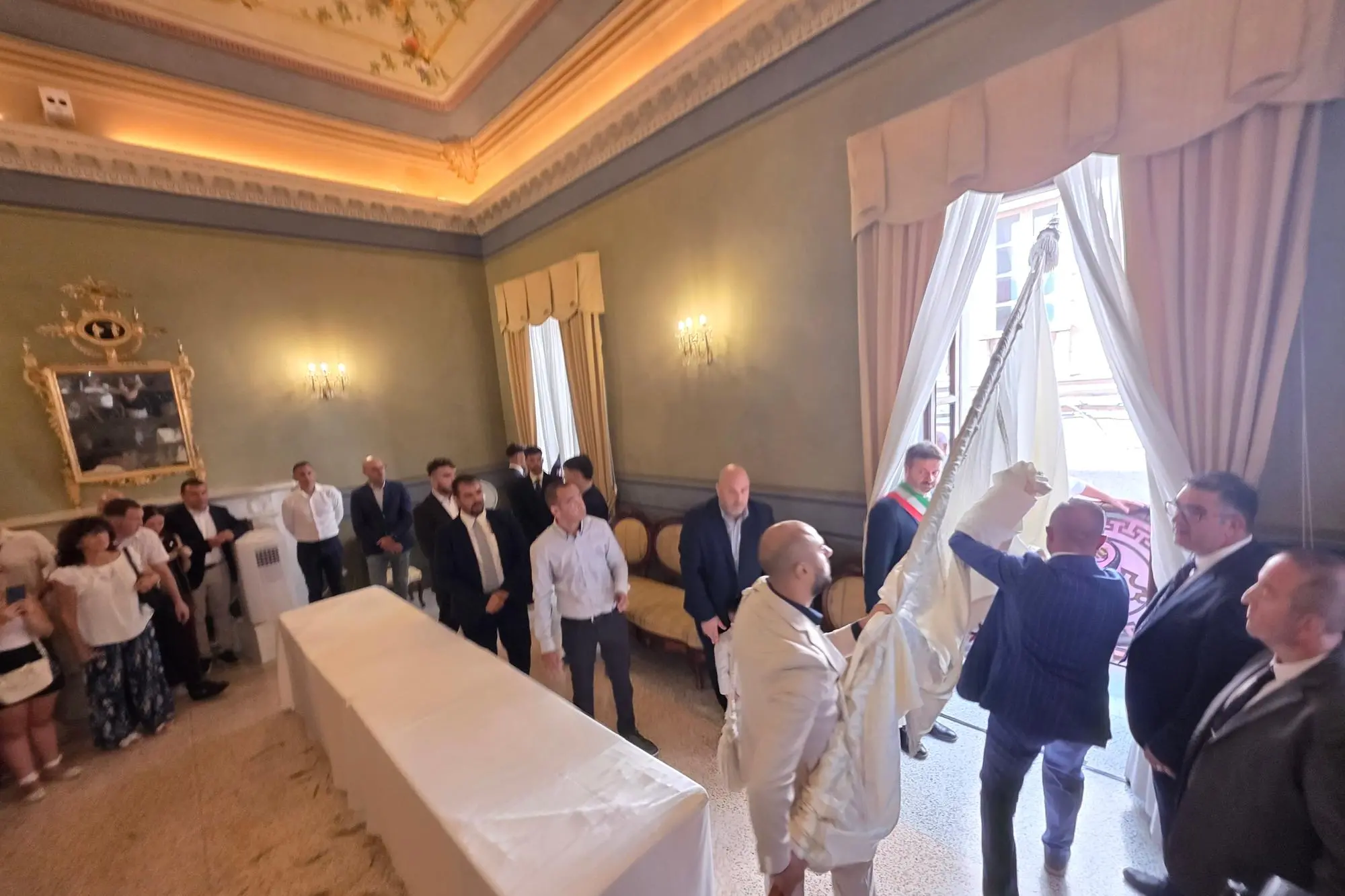 Il vessillo viene esposto sul terrazzo di Palazzo di Città