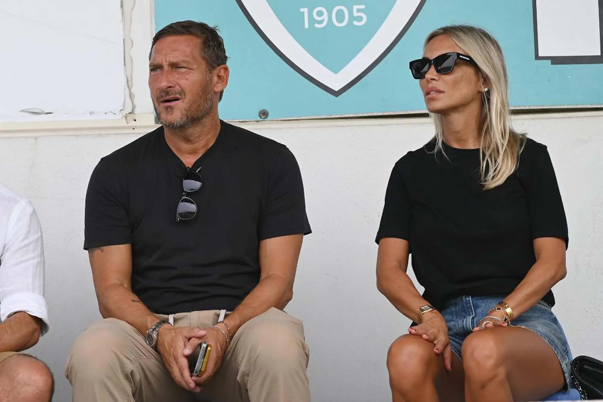 Olbia. 8-9-2024. Olbia - Ilva. Francesco Totti con la compagna Noemi Bocchi al Nespoli di Olbia. Foto Antonio Satta.