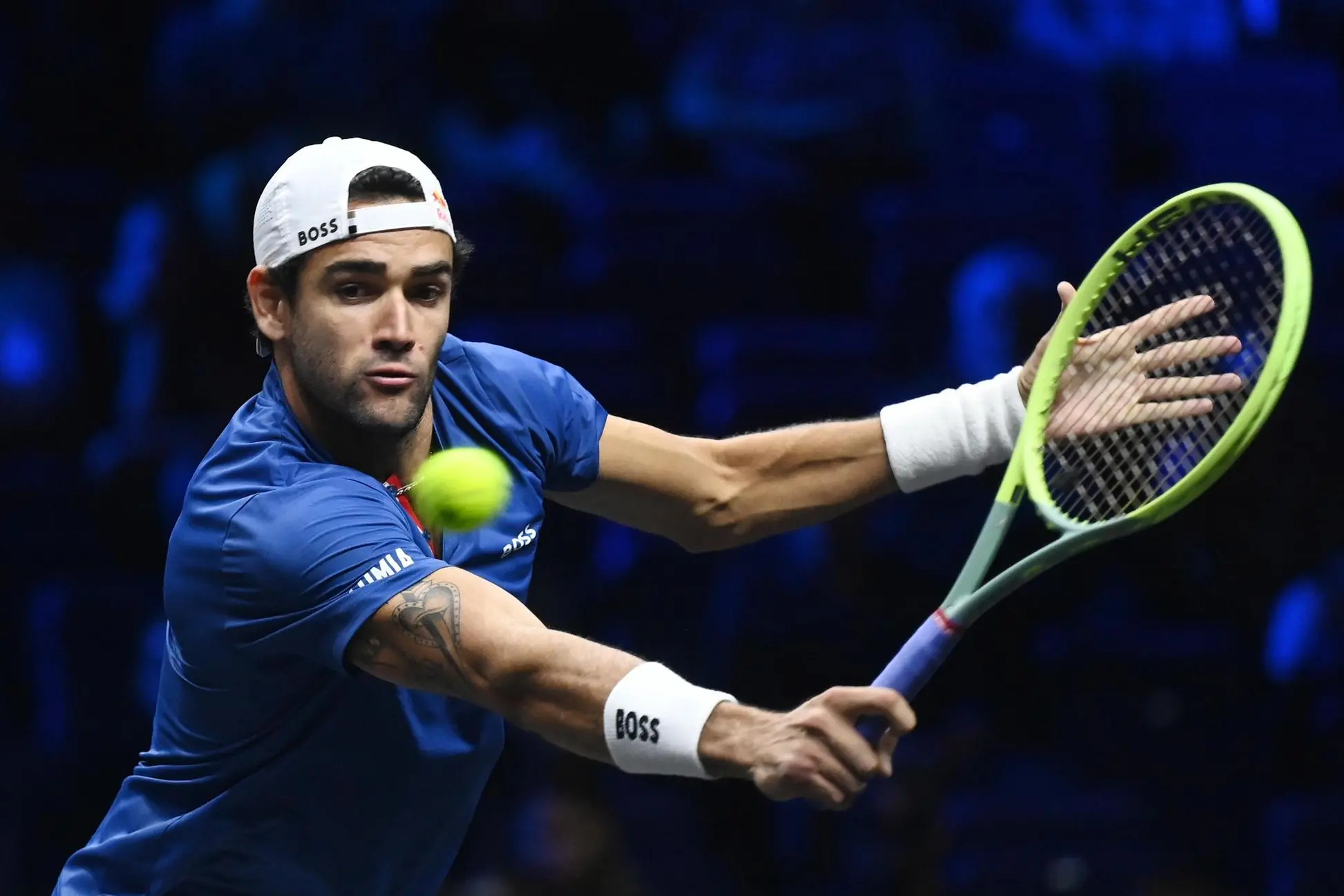 epa10203498 Matteo Berrettini of Team Europe in action against Felix Auger-Aliassime of Team World during a Laver Cup tennis match at the O2 Arena in London, Britain, 24 September 2022. EPA/ANDY RAIN