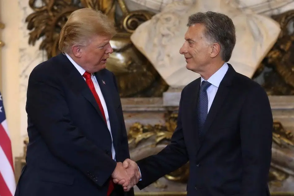 G20 in corso a Buenos Aires, stretta di mano fra Trump e il presidente argentino Mauricio Macri