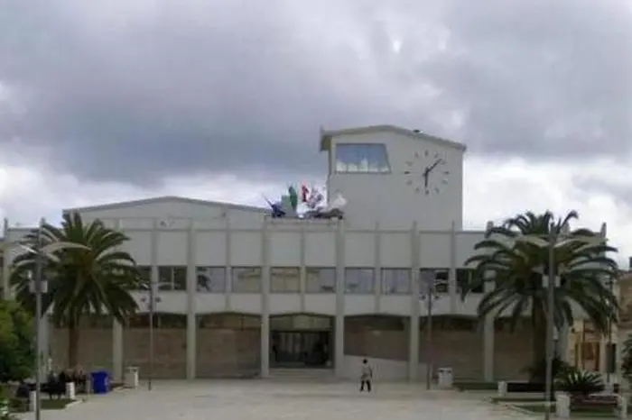 Il municipio di Porto Torres (Ansa)