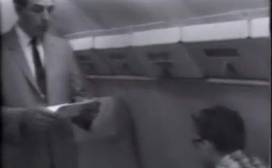 Il killer in aereo, mentre lo sceriffo gli legge i suoi diritti