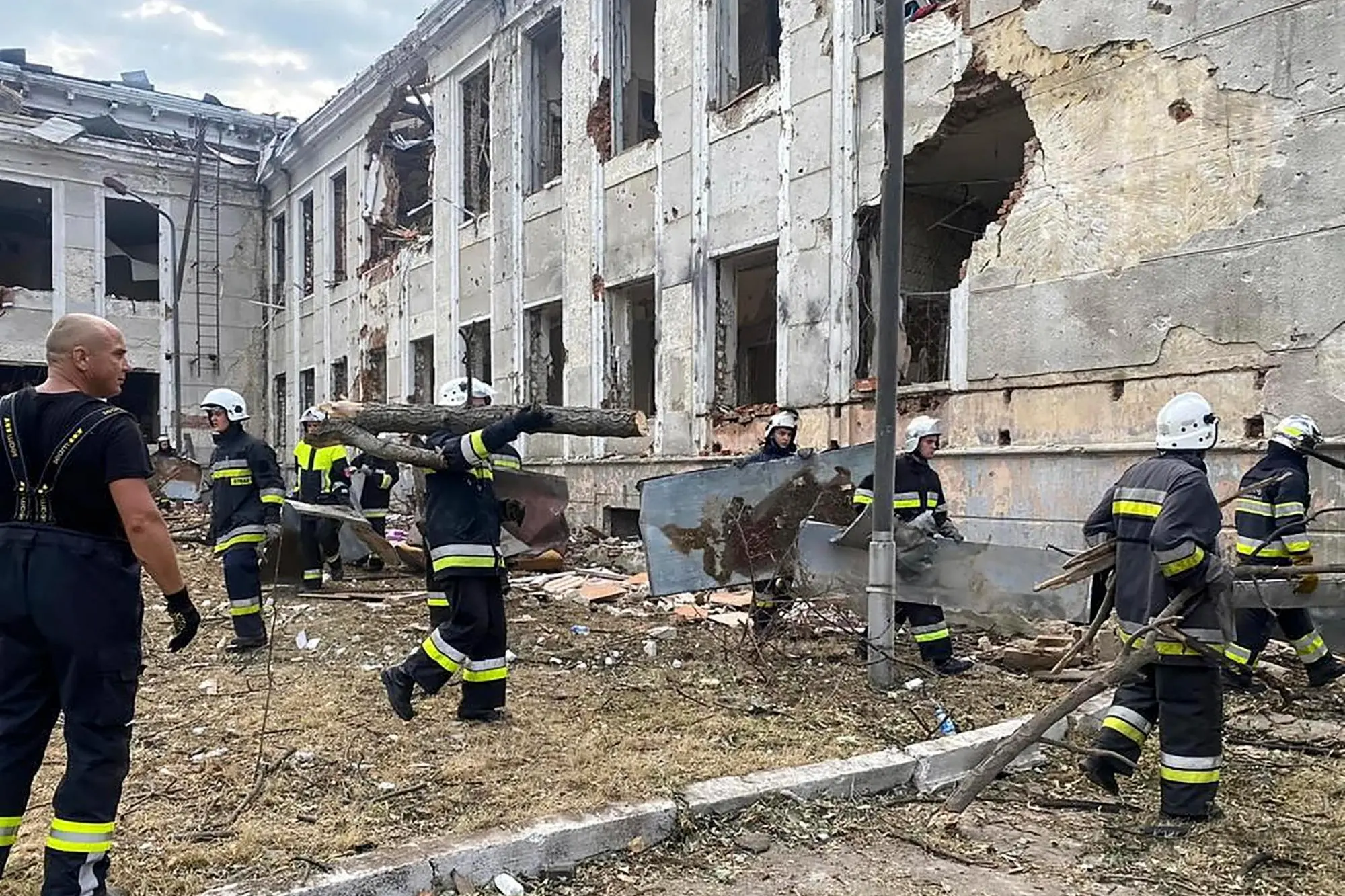 Un edificio danneggiato a Mykolaiv (Ansa - Epa)