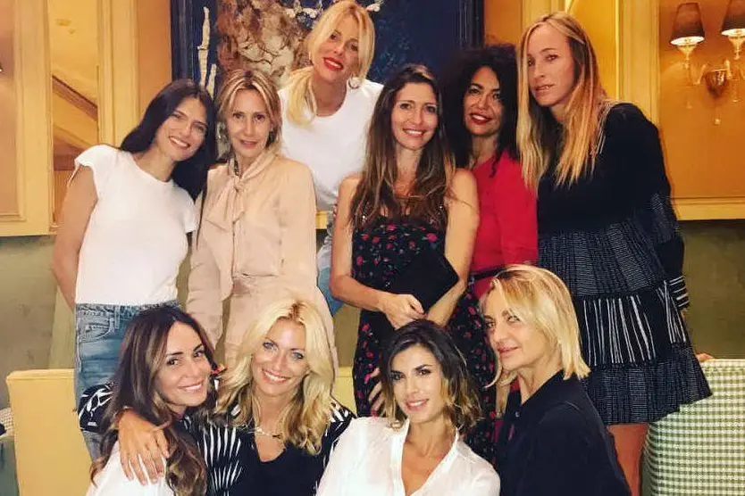 Elisabetta Canalis a cena con le amiche (foto Instagram)
