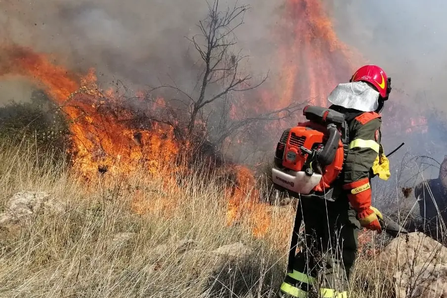 Lo spegnimento di un incendio (Foto: Cfva)