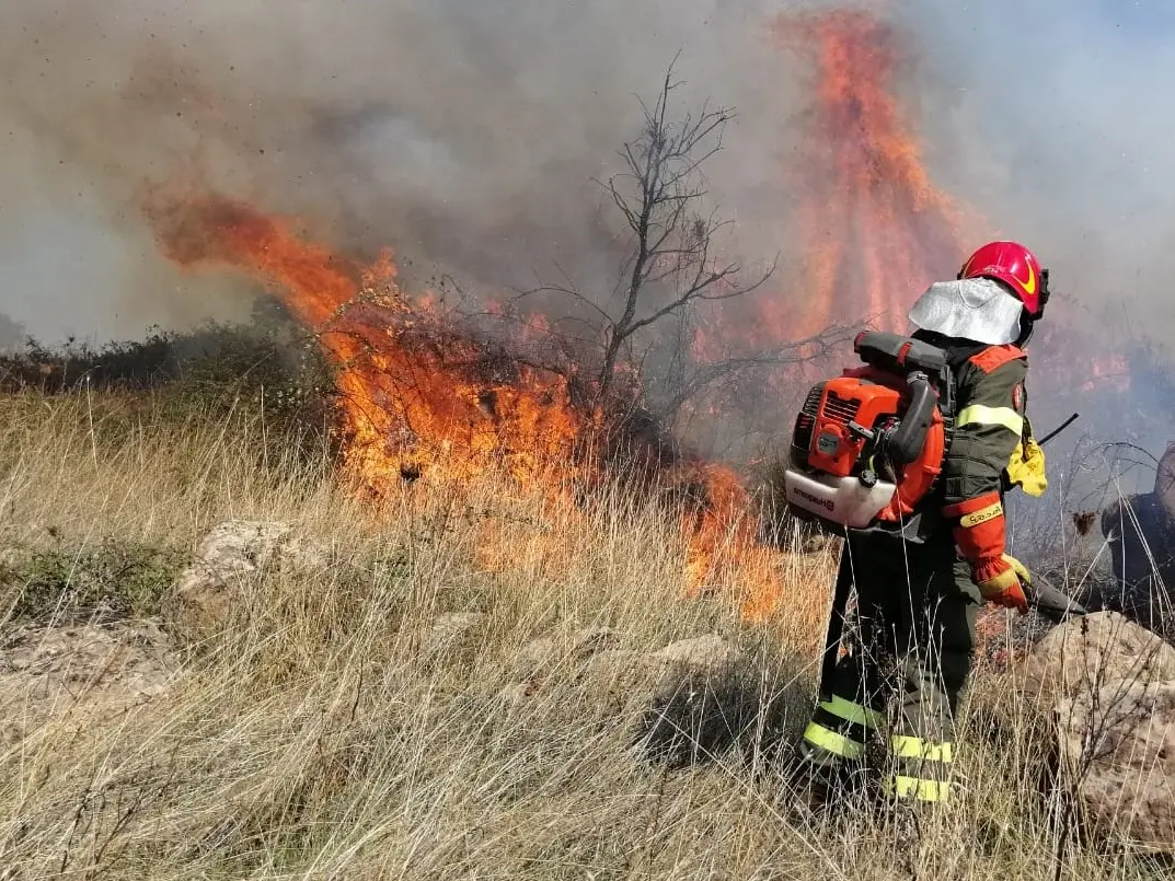 Lo spegnimento di un incendio (Foto: Cfva)