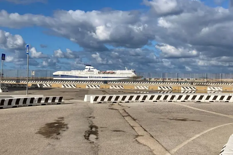 Tirrenia nel porto turritano (foto L'Unione Sarda - Pala)