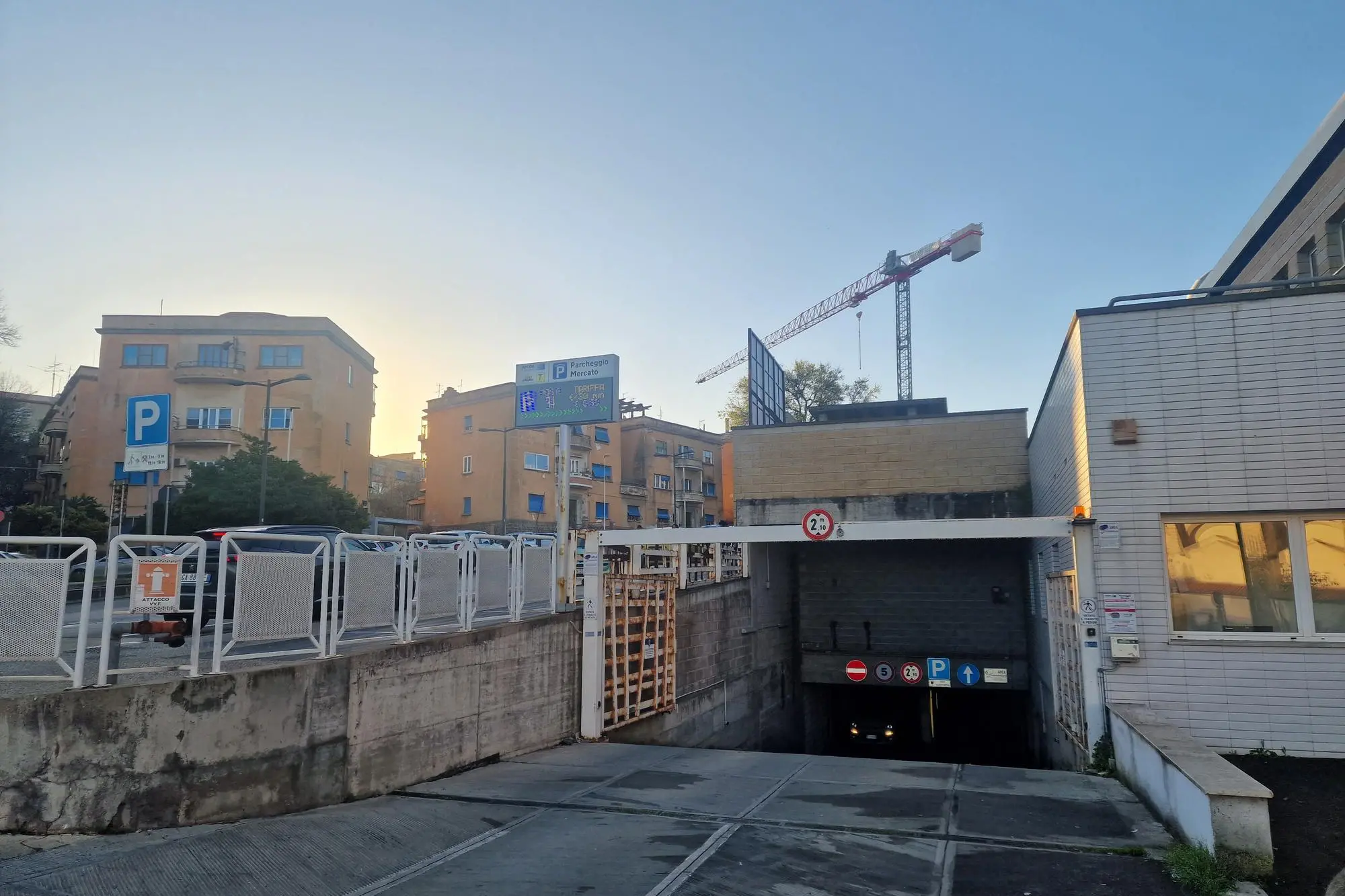 I parcheggi del mercato (foto Floris)