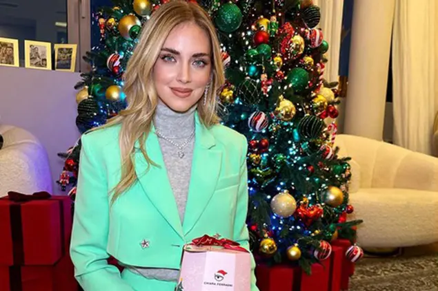 Chiara Ferragni con il pandoro griffato (Ansa)