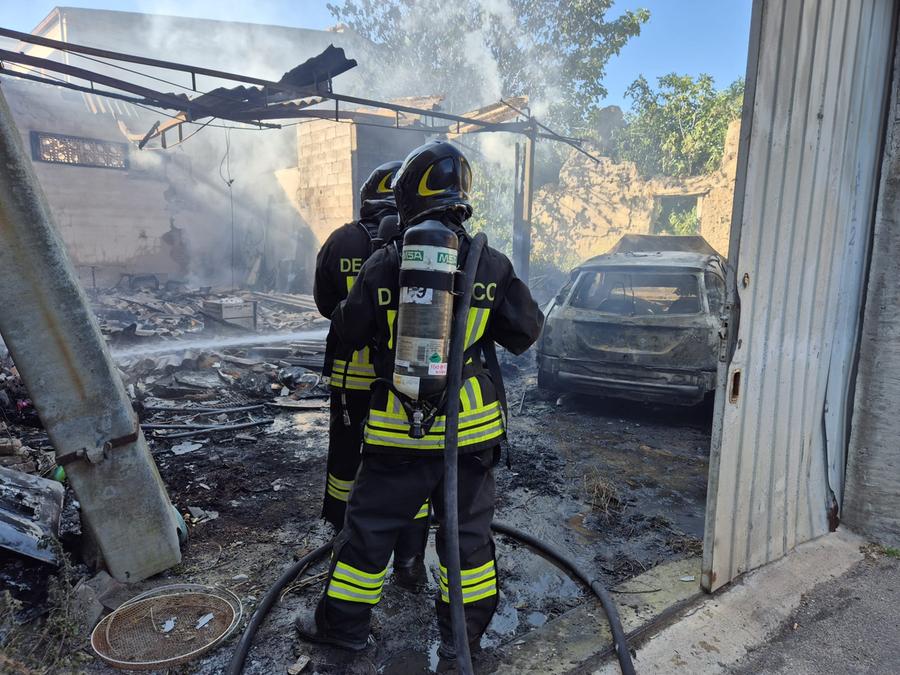 Terralba, incendio in un cortile: allarme in centro
