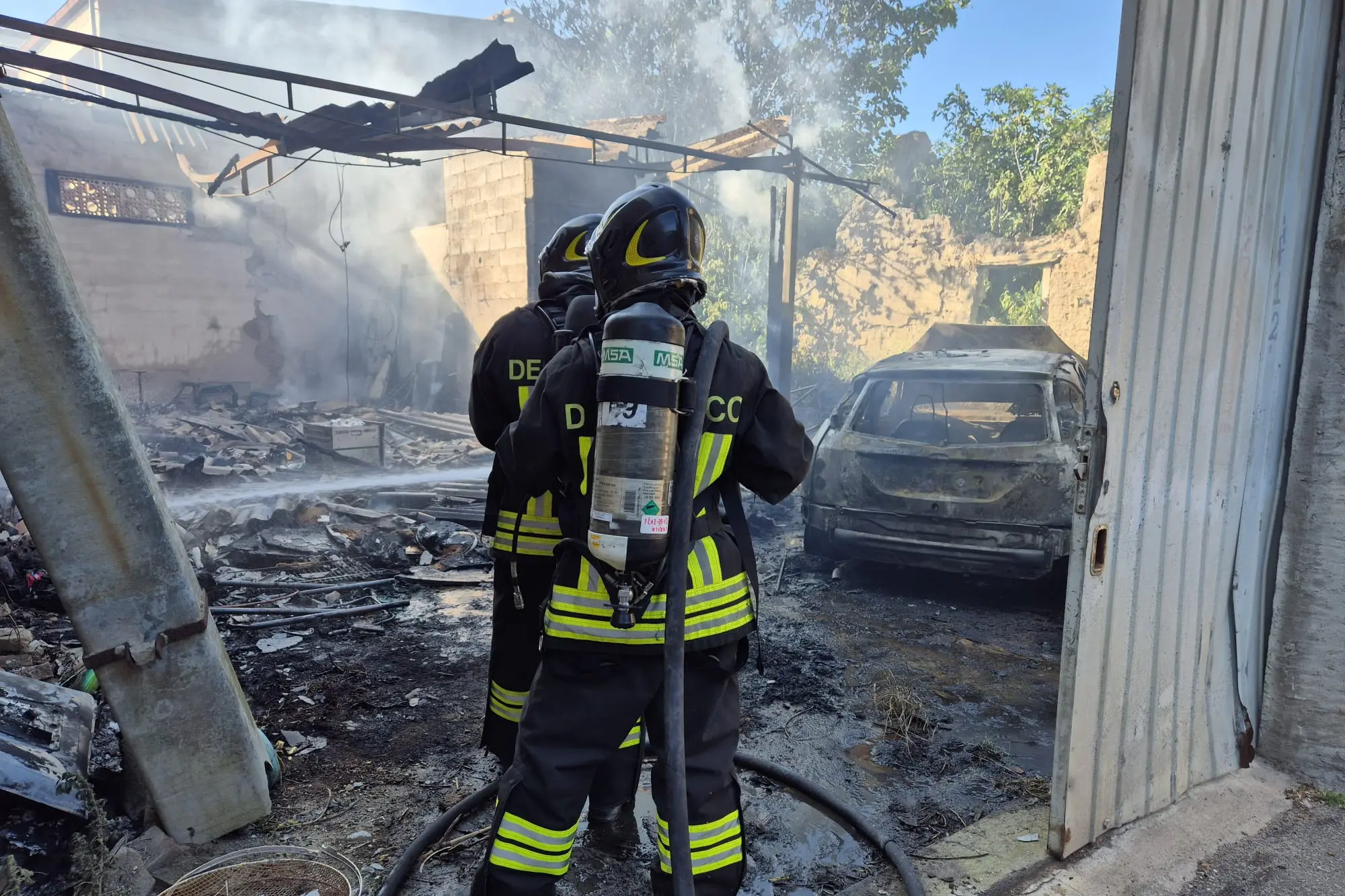 Feuerwehrleute greifen auf der Via Buonarroti ein.