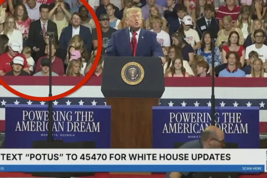 Trump in Georgia, alle sue spalle un sostenitore lo imita
