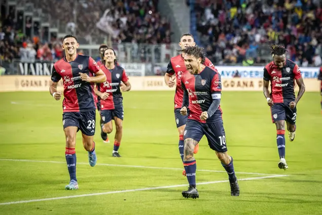 L'esultanza di Nicolas Viola dopo il gol in Cagliari-Torino (foto Ansa)
