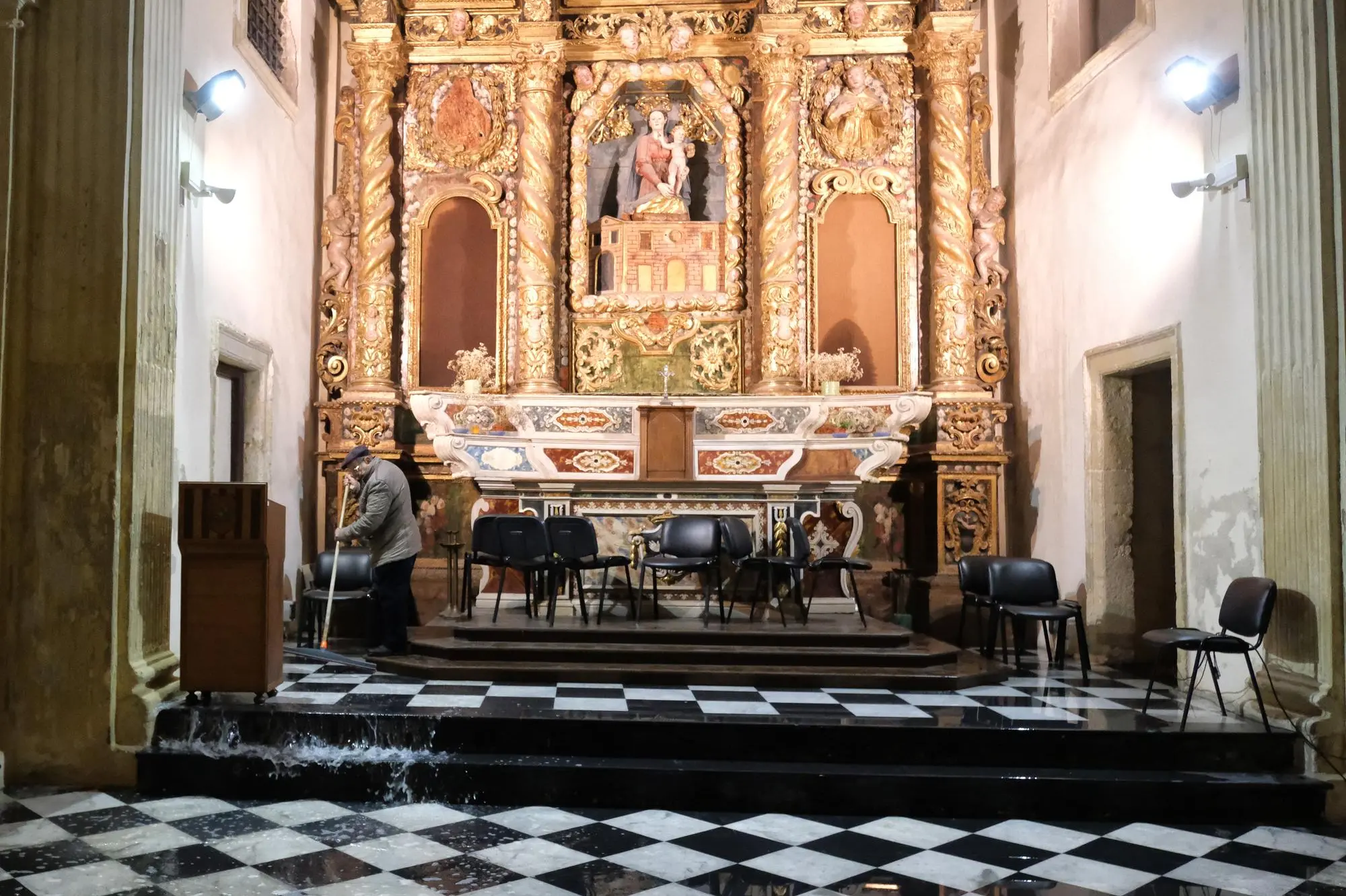 La chiesa di Santa Chiara allagata (foto Giuseppe Ungari)