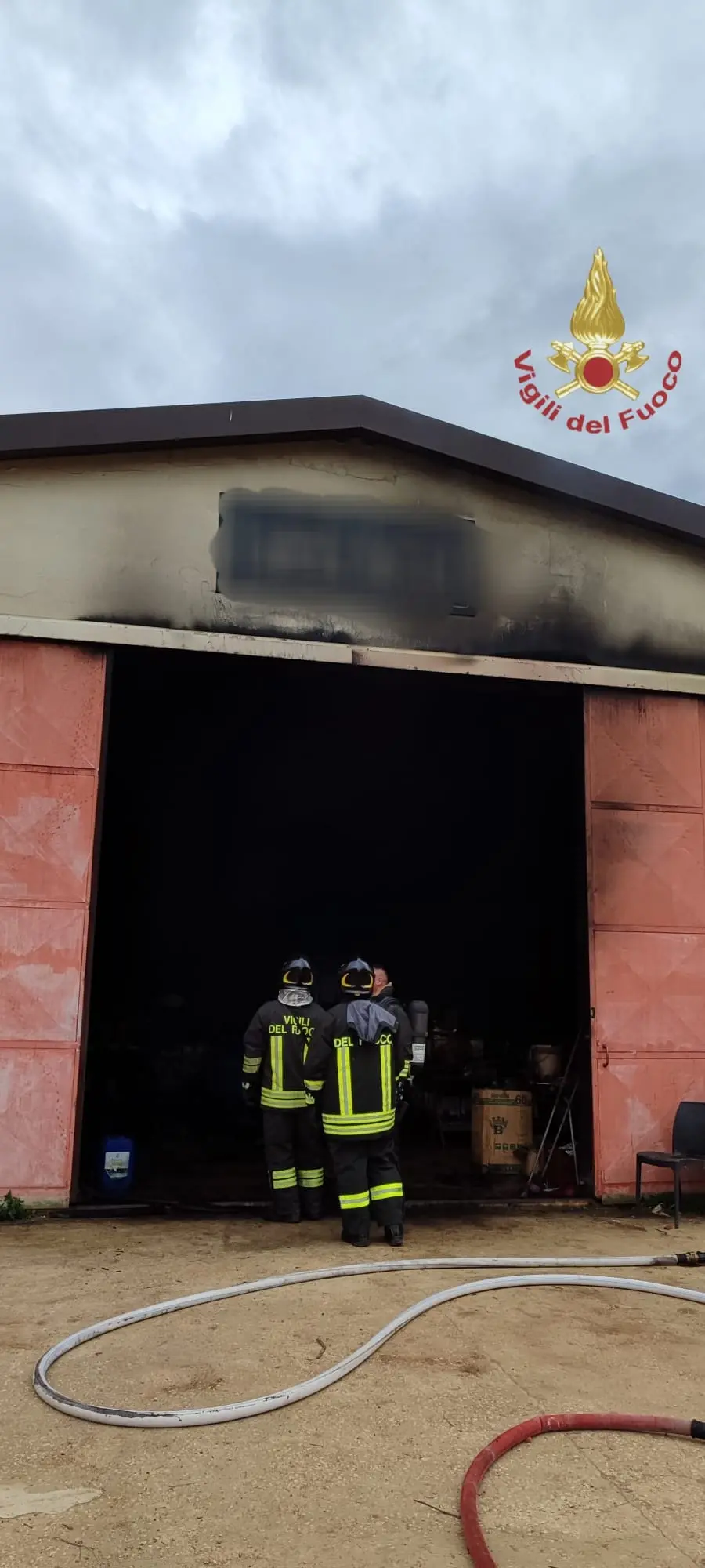 Il capannone dove si è sviluppato l'incendio sulla Ss 291