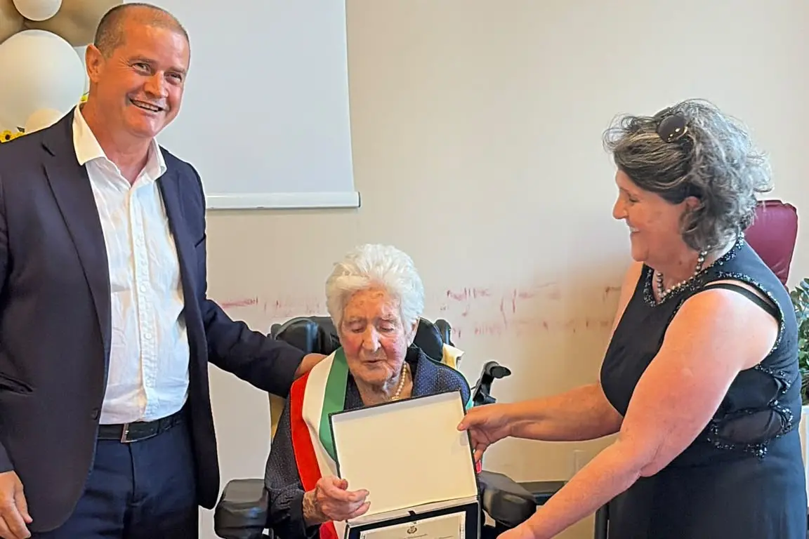 La consegna della targa celebrativa alla centenaria (foto concessa)
