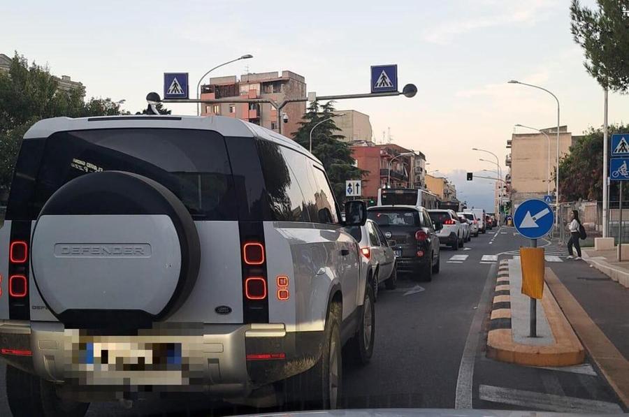 Traffico e code quotidiane in via San Michele Tocco (FI): «Corsia preferenziale da rivedere»