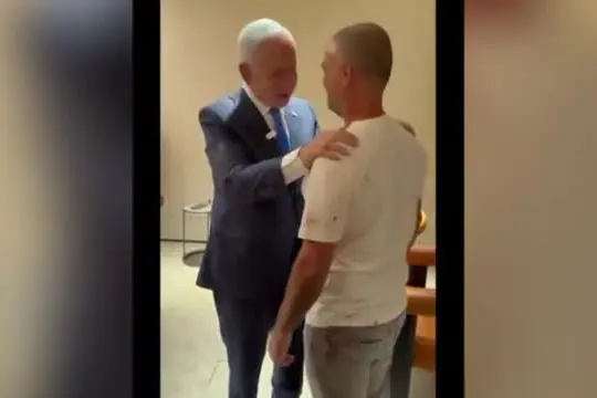 Israele, Netanyahu incontra un passeggero del volo Flydubai