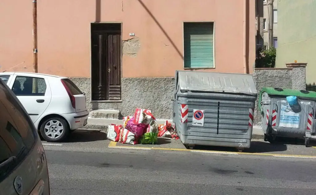 Cagliari, via Monte Santo: &quot;I dodici bustoni posati a terra contengono macerie&quot;. La denuncia del lettore Mario Oppes (10.06.17)