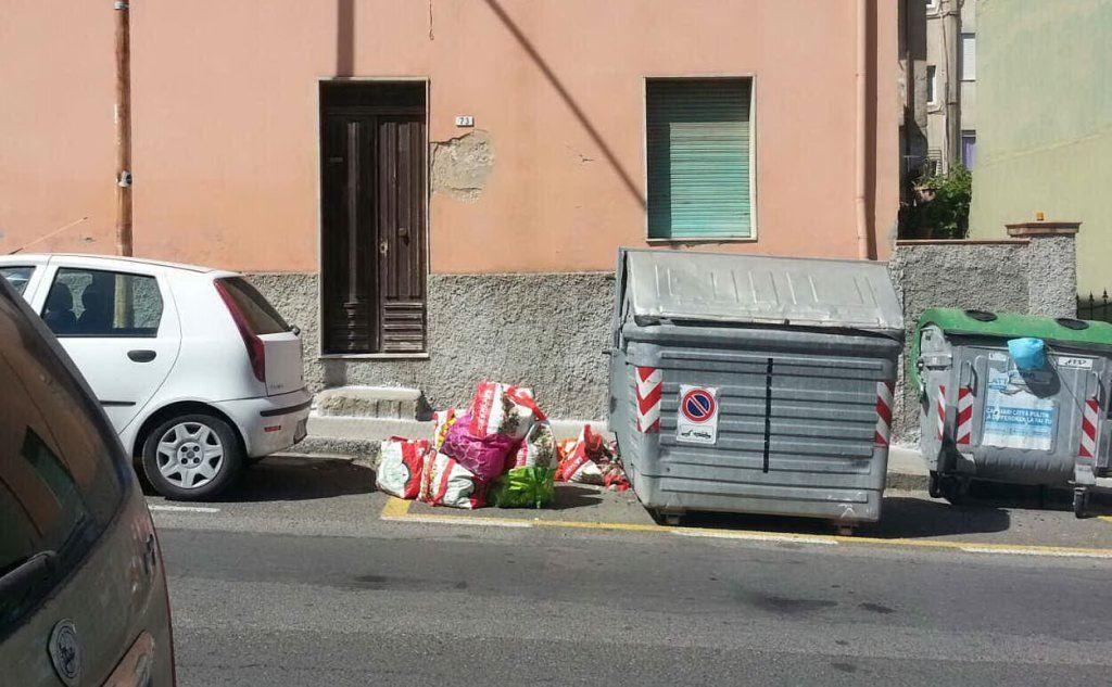 Cagliari, via Monte Santo: \"I dodici bustoni posati a terra contengono macerie\". La denuncia del lettore Mario Oppes (10.06.17)