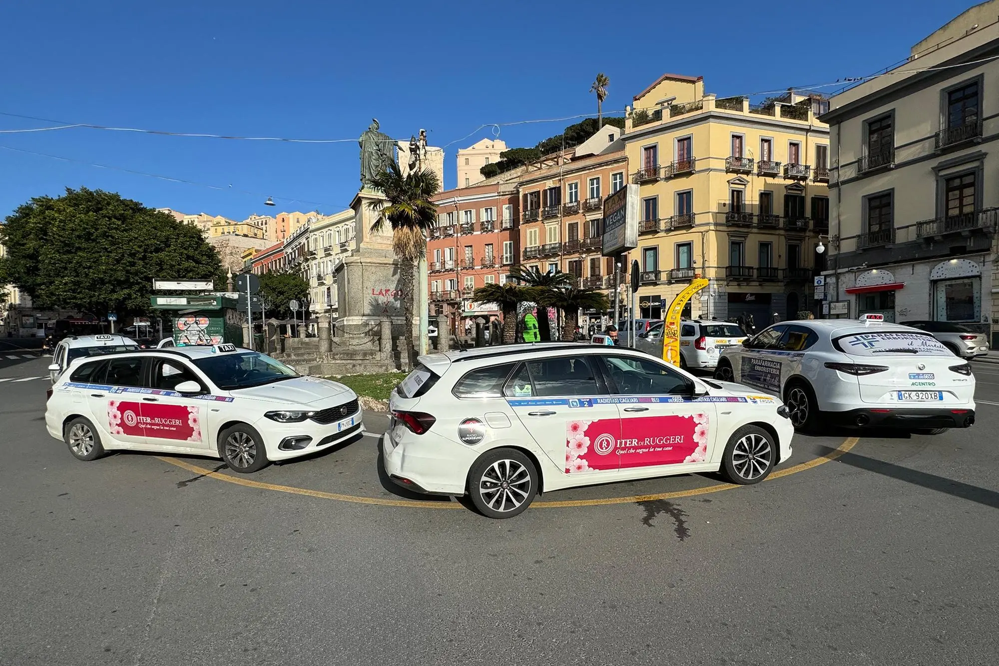 Taxi in piazza Yenne a Cagliari (archivio L'Unione Sarda - Anedda)