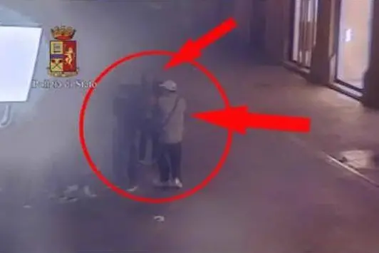 Gli attimi prima dell'aggressione in un video della polizia