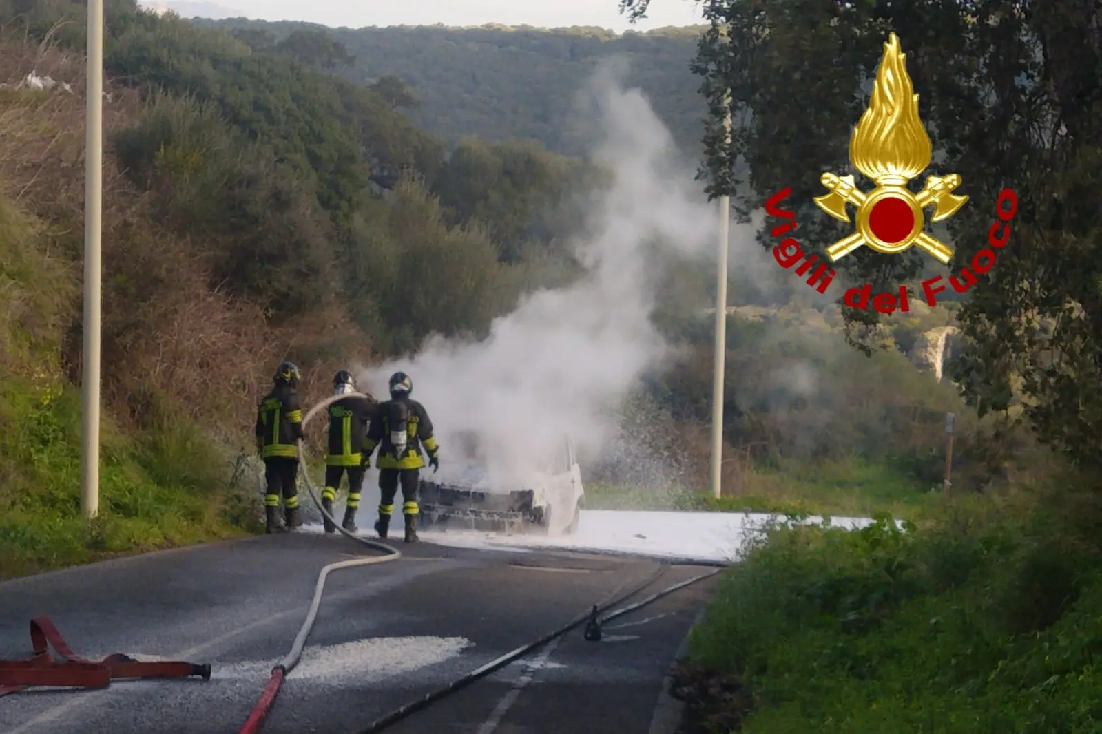 L'incendio (foto Vigili del fuoco)