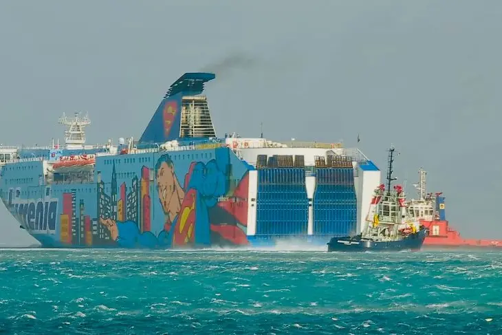 La nave Athara in emergenza (foto Capitaneria)