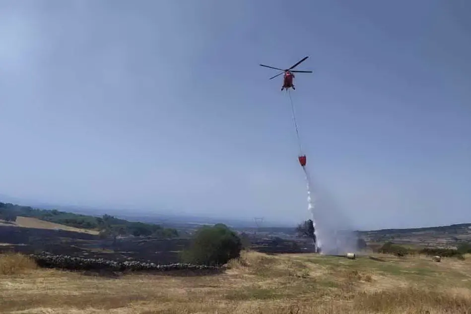 Un elicottero anti-incendio (Archivio L'Unione Sarda)