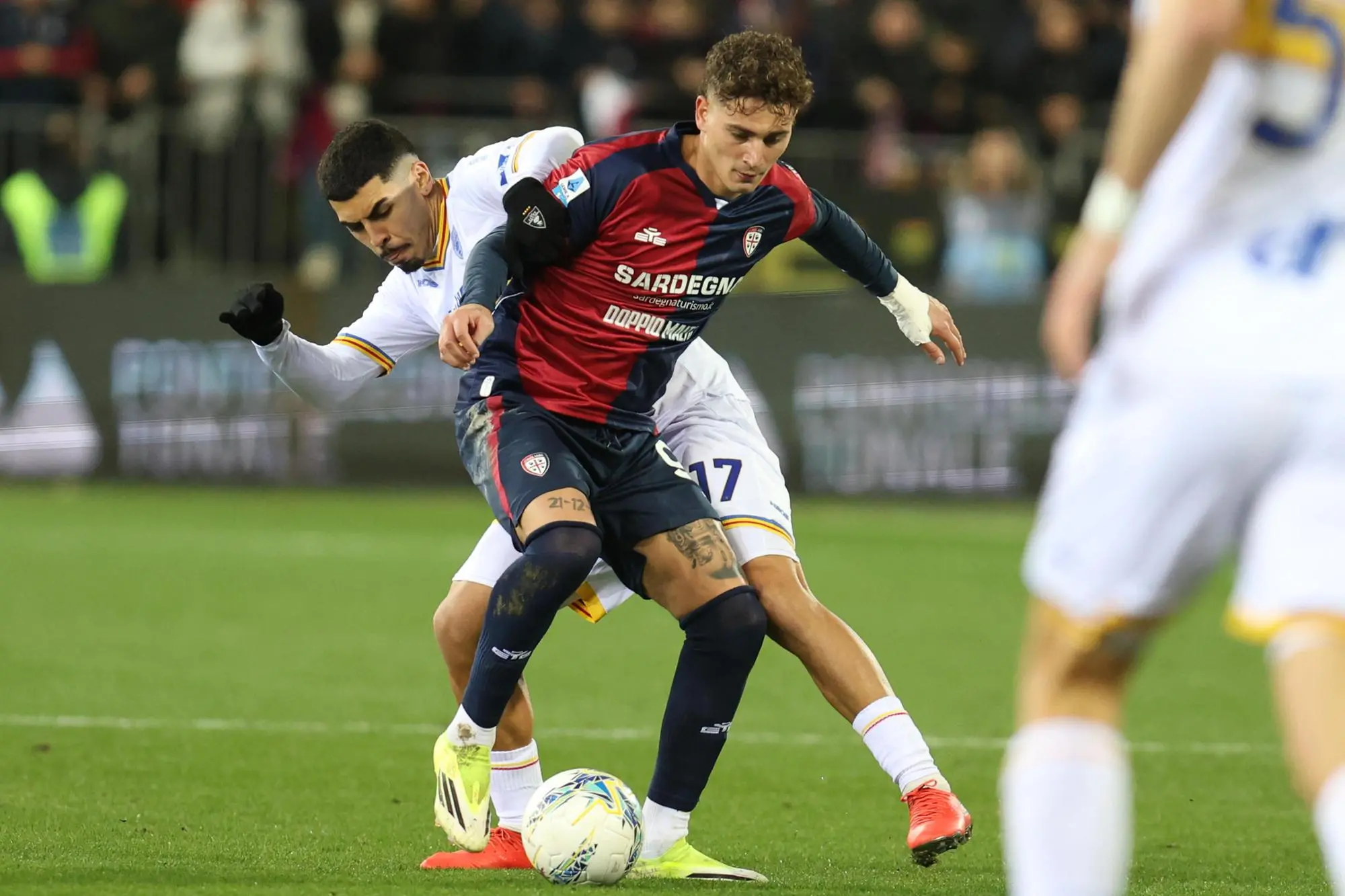 Sebastiano Esposito contrastato da Danilo Veiga in Cagliari-Lecce (foto Ansa)